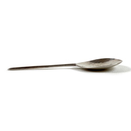 45 - An early to mid 17th century silver slip top spoon, with pear shaped bowl, single partial hallmark s... 