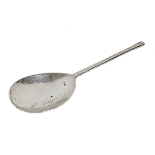 45 - An early to mid 17th century silver slip top spoon, with pear shaped bowl, single partial hallmark s... 