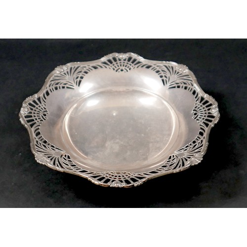 30 - A George V silver pedestal bowl, with shaped rim, pierced edges and circular foot, Mappin & Webb Ltd... 