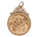 A 1913 George V gold sovereign, in 9ct gold hallmarked mount, 3.2cm including mount and loop, 9.7g.