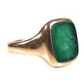 A Victorian 9ct rose gold gentleman's signet ring, with inset green stone intaglio, depicting a prof... 
