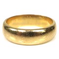 An 18ct gold wedding band ring, stamped '750', size L/M, 5.7g.