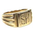 A 9ct gold gentleman's signet ring, rectangular cartouche engraved 'SK', 9.5 by 9.5mm, with channell... 