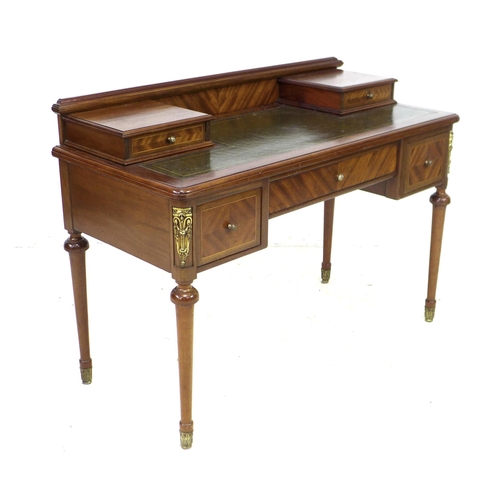 257 - A French early to mid 20th century mahogany veneered writing desk, with green leather writing surfac... 