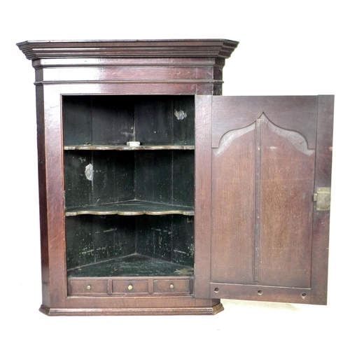 268 - A George III oak corner cupboard, with flat front, pointed arch panel door, its interior with two sh... 