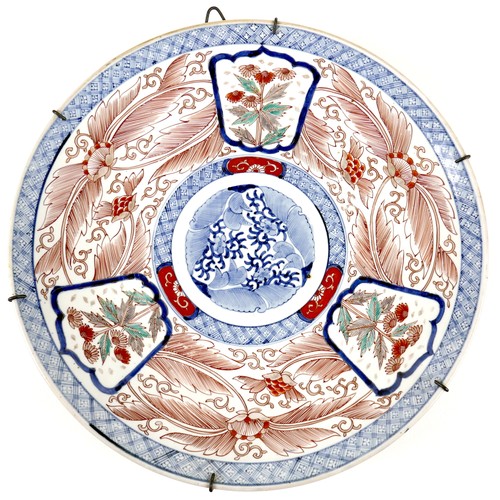 4 - A Japanese porcelain charger dish, Edo period, early to mid 19th century, decorated in underglazed b... 