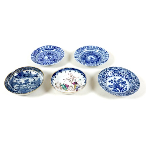 29 - A group of 18th and 19th century Chinese porcelain saucer dishes, one decorated in Willow pattern wi... 
