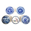 A group of 18th and 19th century Chinese porcelain saucer dishes, one decorated in Willow pattern wi... 
