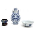 A group of three Chinese items, comprising a blue and white moon flask vase, with twin handles, 21.5... 