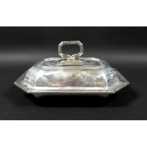 126 - An Edwardian silver serving dish with lid, of octagonal form with detachable handle, Thomas Bradbury... 