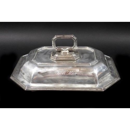 126 - An Edwardian silver serving dish with lid, of octagonal form with detachable handle, Thomas Bradbury... 