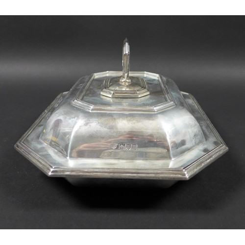 126 - An Edwardian silver serving dish with lid, of octagonal form with detachable handle, Thomas Bradbury... 