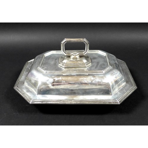 126 - An Edwardian silver serving dish with lid, of octagonal form with detachable handle, Thomas Bradbury... 