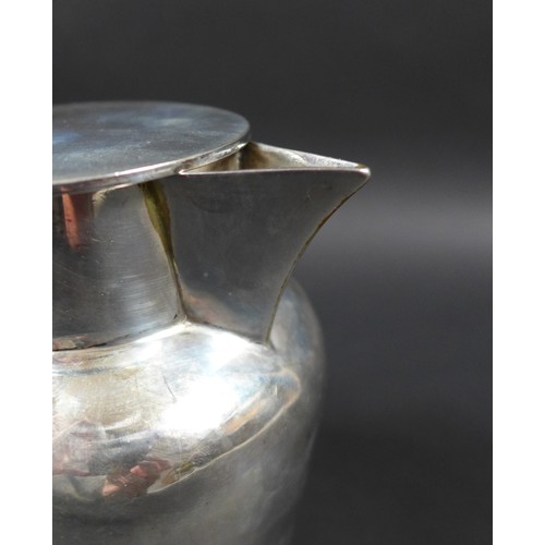 61 - An Edwardian silver hot water jug, with ebonised handle, hinged lid, Charles Boyton (III), London 19... 