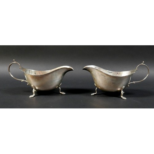 76 - A pair of Victorian silver sauce boats, each 18 10 by 9.5cm high, 7.8toz combined. (2)