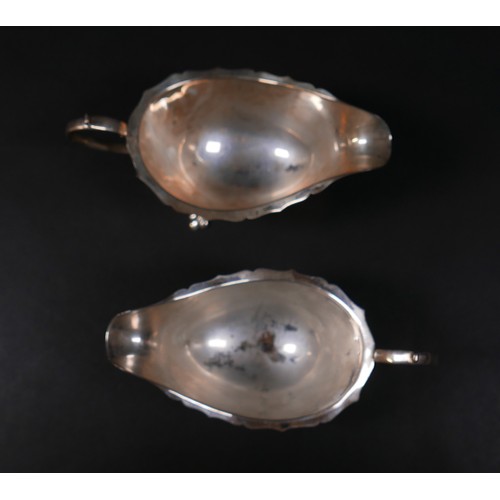 76 - A pair of Victorian silver sauce boats, each 18 10 by 9.5cm high, 7.8toz combined. (2)