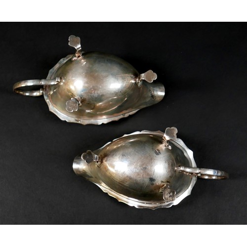 76 - A pair of Victorian silver sauce boats, each 18 10 by 9.5cm high, 7.8toz combined. (2)