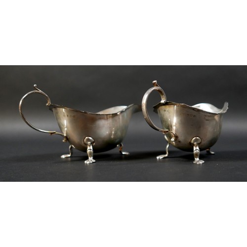 76 - A pair of Victorian silver sauce boats, each 18 10 by 9.5cm high, 7.8toz combined. (2)