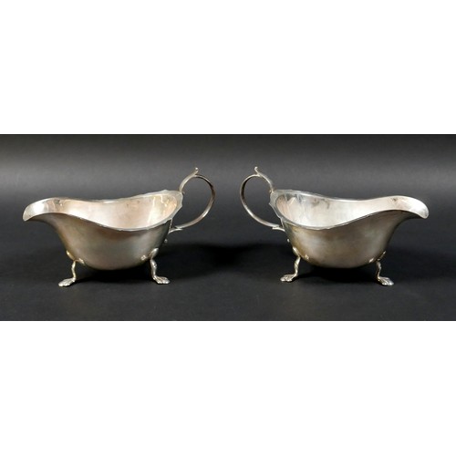 76 - A pair of Victorian silver sauce boats, each 18 10 by 9.5cm high, 7.8toz combined. (2)