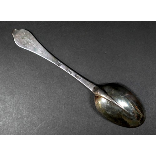 77 - An early 17th century silver dog nose desert spoon, with rat tail bowl, pricked initials 'F.H. H. I.... 