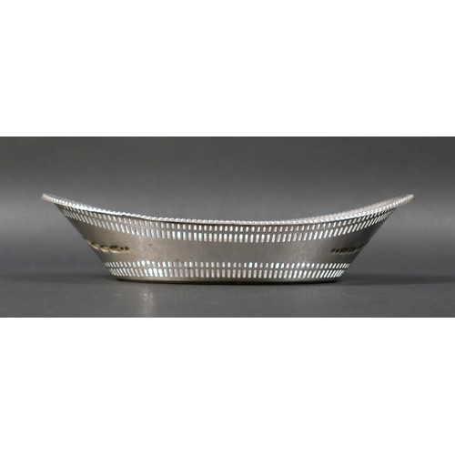 18 - A silver dish, of boat form with pierced decoration, 23.5 by 12 by 5.5cm high, 6.5toz.