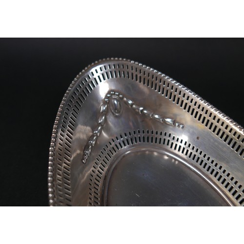 18 - A silver dish, of boat form with pierced decoration, 23.5 by 12 by 5.5cm high, 6.5toz.