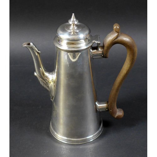 67 - A Victorian coffee pot with wooden scroll handle, William Comyns & Sons, London 1889, overall 14.59 ... 