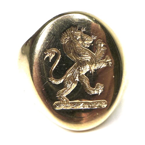 283 - A 9ct gold signet ring, with rampant lion armorial, size O/P, 10.6g.