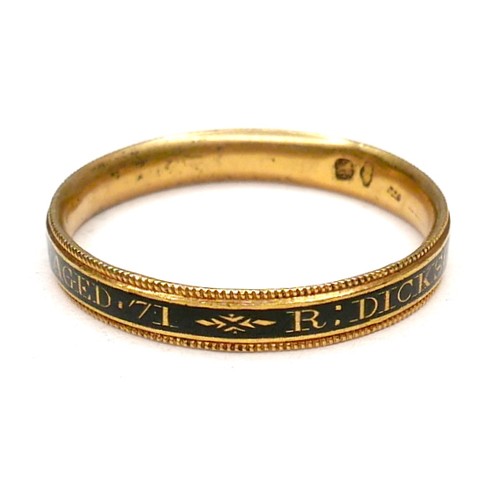 382 - A George III gold gentleman’s memento mori ring, inscribed to the black enamel band ‘R. Dickson Skin... 