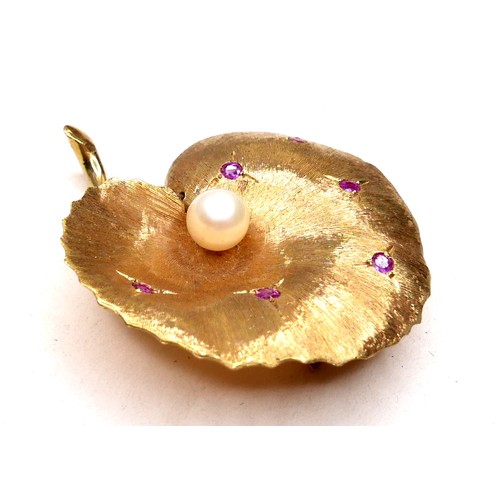 378 - An unmarked 18ct yellow gold brooch, in the form of a lily pad leaf, with chased decoration, set cen... 