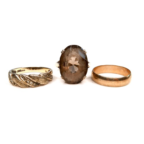 272 - Three 9ct gold rings, a diamond gold ring with three rows of chip stones, size O/P, a/f, a gold band... 