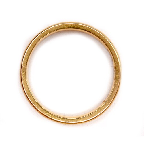 256 - An 18ct gold wedding band ring, marks rubbed, size M, 2.6g.