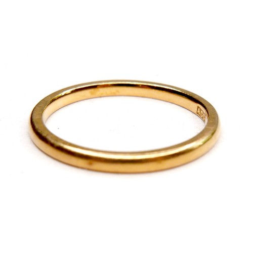 256 - An 18ct gold wedding band ring, marks rubbed, size M, 2.6g.