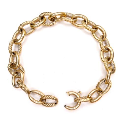 369 - An 18ct gold bracelet with large oval links, alternating plain and spiral design links, a/f ring cla... 