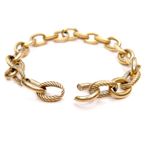 369 - An 18ct gold bracelet with large oval links, alternating plain and spiral design links, a/f ring cla... 