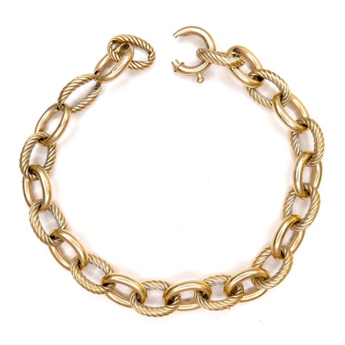 369 - An 18ct gold bracelet with large oval links, alternating plain and spiral design links, a/f ring cla... 