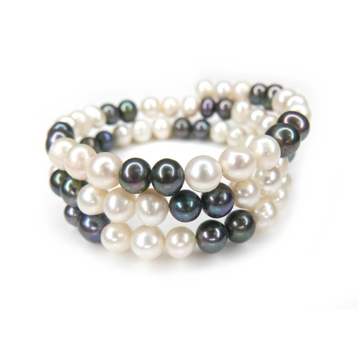 271 - A white and black pearl necklace, with 14ct gold clasp, approximate sizes of necklace pearls: white ... 