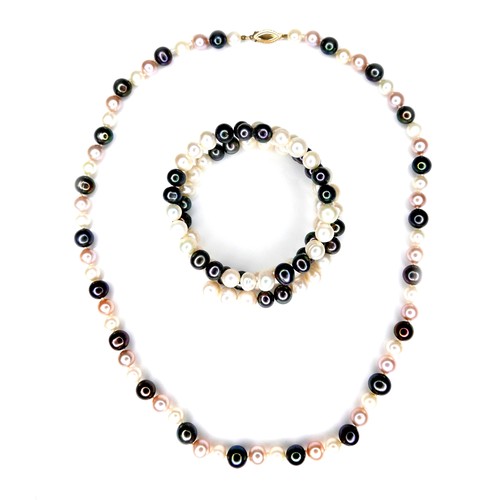 271 - A white and black pearl necklace, with 14ct gold clasp, approximate sizes of necklace pearls: white ... 