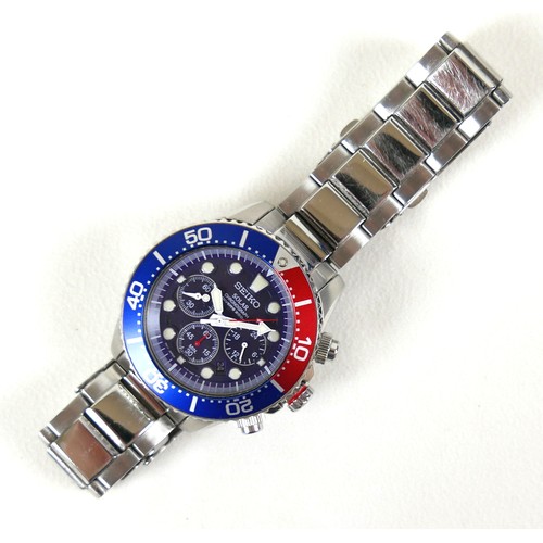 197 - A Seiko Solar Chronograph Diver's 200m stainless steel cased gentleman's wristwatch, model V175-08D0... 