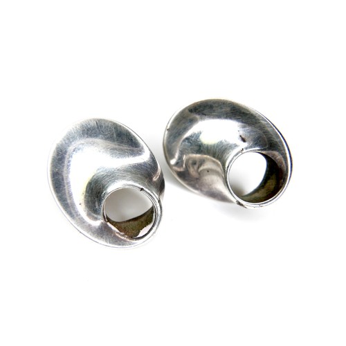 258 - A pair of Georg Jensen Mobius silver earrings, designed by Vivianna Torun, No. 142, 0.1toz, with pou... 