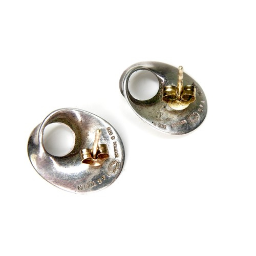 258 - A pair of Georg Jensen Mobius silver earrings, designed by Vivianna Torun, No. 142, 0.1toz, with pou... 