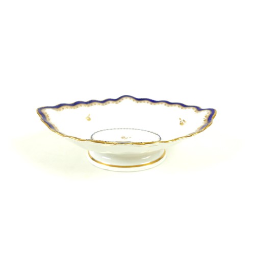 32 - An early 19th century Crown Derby pedestal dish, of oval form with scalloped edge, with deep blue an... 