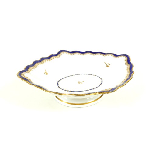 32 - An early 19th century Crown Derby pedestal dish, of oval form with scalloped edge, with deep blue an... 