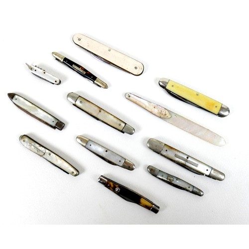 51A - A group of 19th century pen and folding fruit knives, 4 to 8.5cm long, together with a small mother ... 