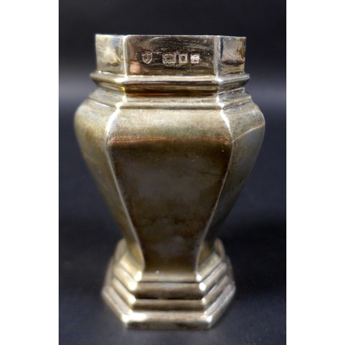 38 - A George V silver sugar sifter, of octagonal form with stepped base, Edward Barnard & Sons Ltd. Lond... 