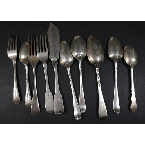 45 - A group of mixed silver flatware, including two cased sets of coffee spoons, and a butter spreader, ... 