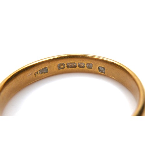 246 - A group of three 22ct yellow gold wedding band rings, comprising one 5.0mm wide, size O, 9.3g, one 3... 