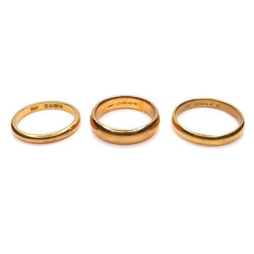 246 - A group of three 22ct yellow gold wedding band rings, comprising one 5.0mm wide, size O, 9.3g, one 3... 