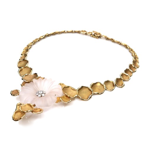 255 - An 18ct yellow gold necklace, in the style of Van Cleef & Arpels, formed as a pale pink frosted glas... 