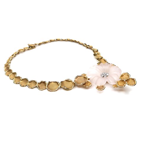 255 - An 18ct yellow gold necklace, in the style of Van Cleef & Arpels, formed as a pale pink frosted glas... 